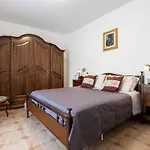 Sos Candhaleris By Interhome