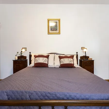 Sos Candhaleris By Interhome